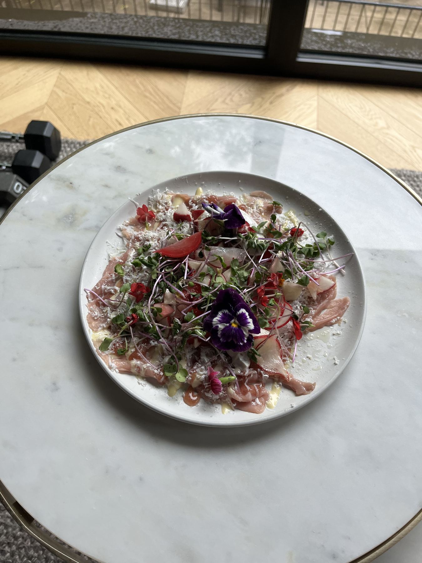 Carpaccio, fleurs et herbes fraîches