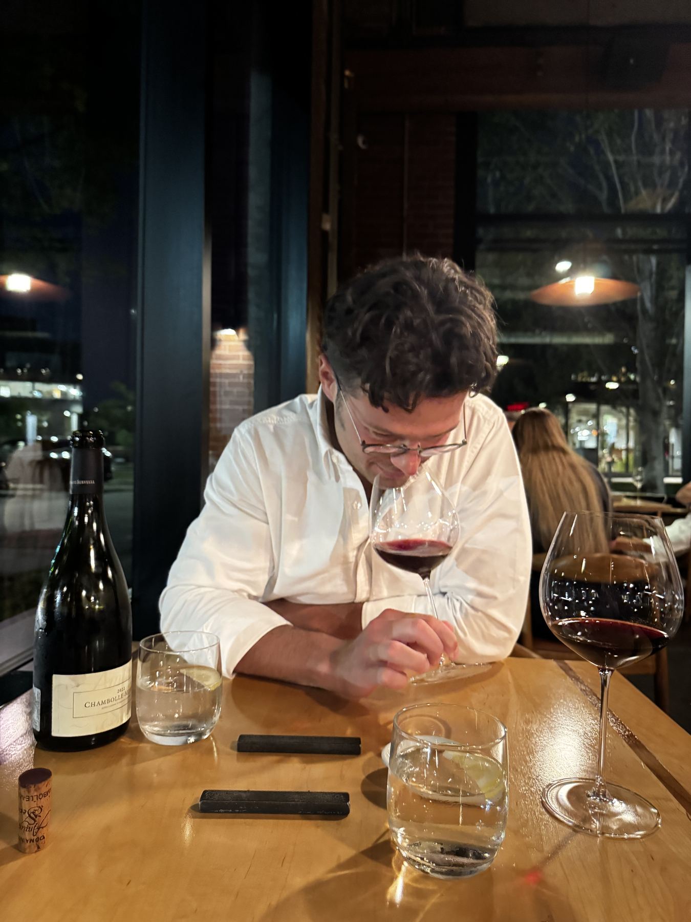 Dégustation de vin en salle, échange avec le sommelier
